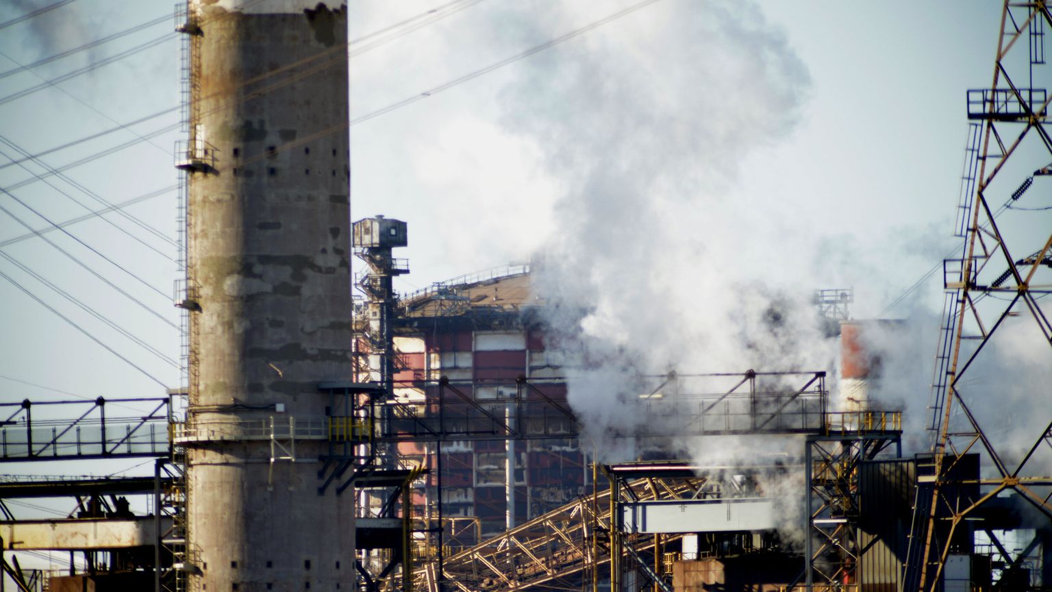 Il Tribunale di Milano pronto a bloccare la produzione a caldo nell'ex Ilva: salute in pericolo