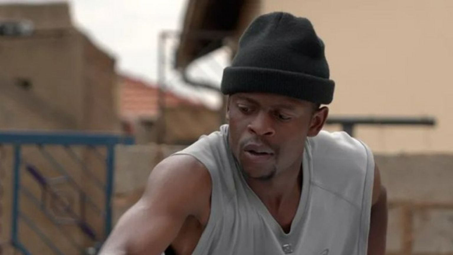 Invisibile e senza dignità per un pezzo di carta