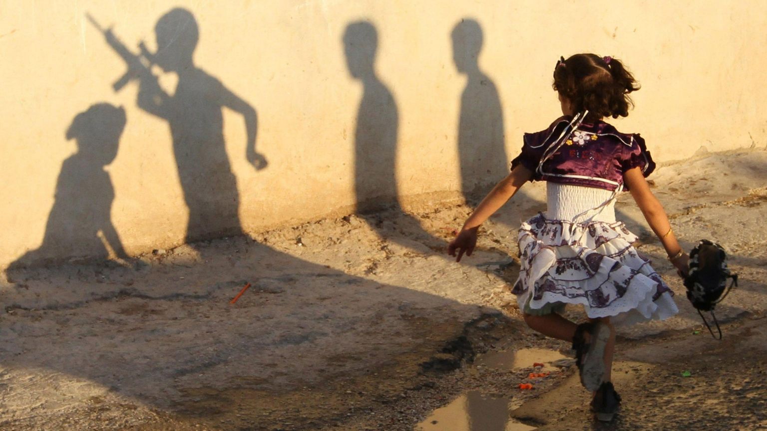 Una bimba palestinese in fuga