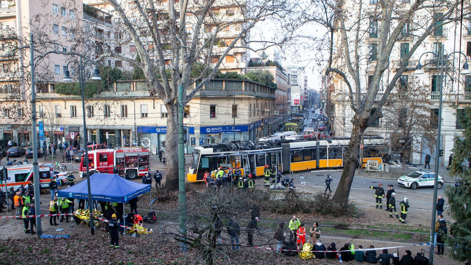 Il deragliamento del tram a Milano. La ricostruzione: l'ipotesi di un malore e il video choc