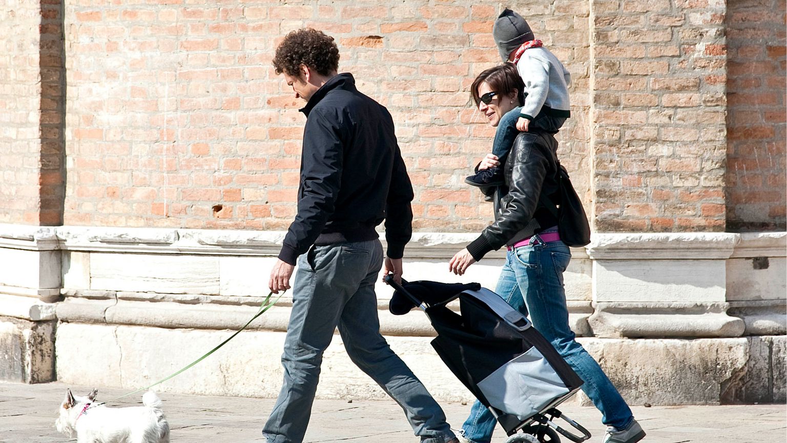 Famiglia a spasso con il cane
