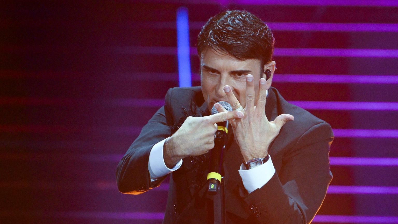 Sal Da Vinci mostra la fede durante la canzone