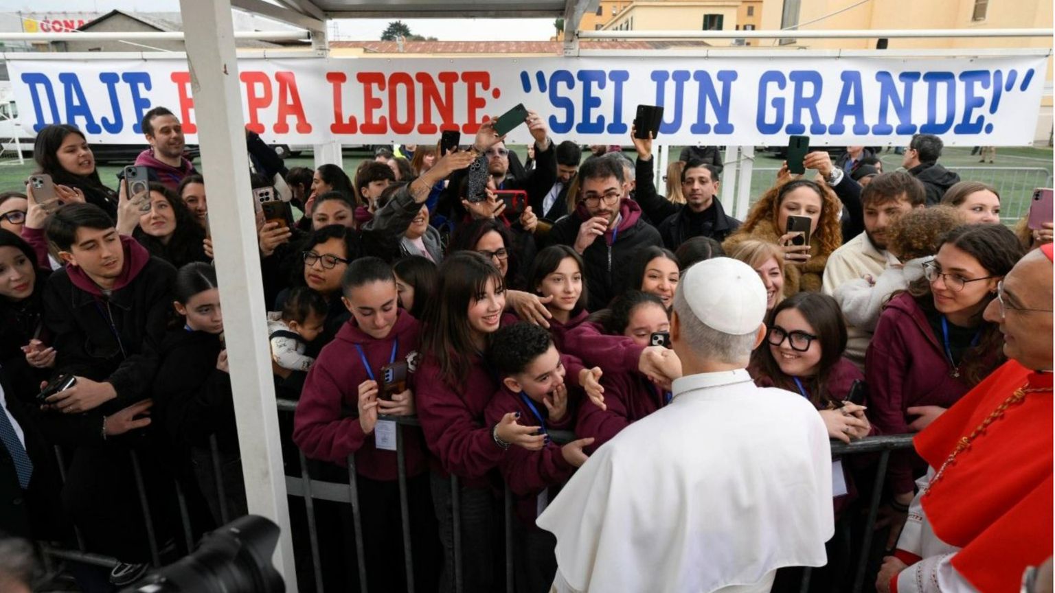 Un momento della visita di Leone XIV alla parrocchia dell'Ascensione al Quarticciolo