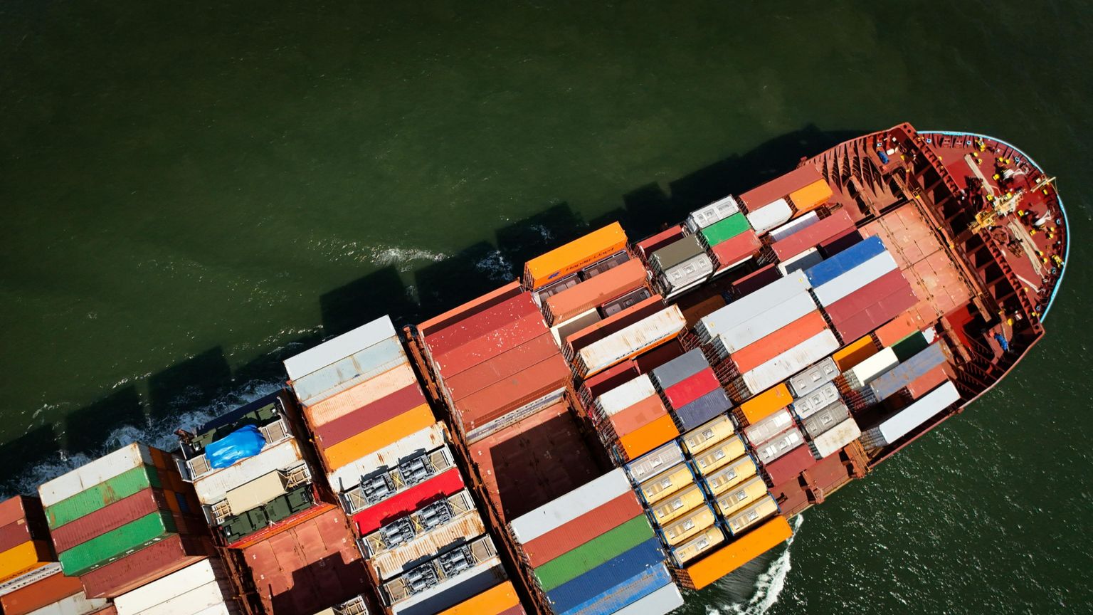 Il traffico navale attraverso lo Stretto di Hormuz è crollato di circa il 40-50% nel giro di poche ore già sabato