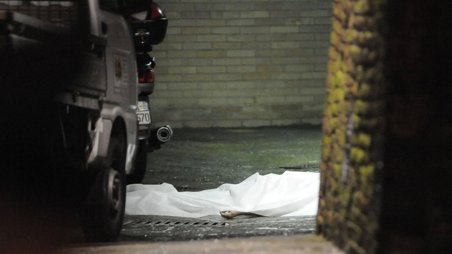 Il corpo senza vita di David Rossi, responsabile dell'area comunicazione di Banca Monte dei Paschi di Siena