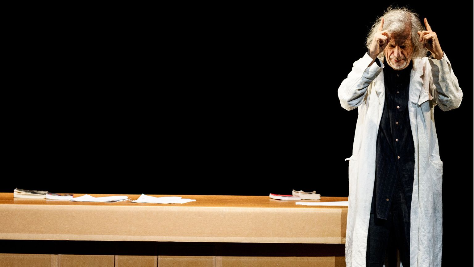 Alessandro Bergonzoni in scena «per scavare in alto»