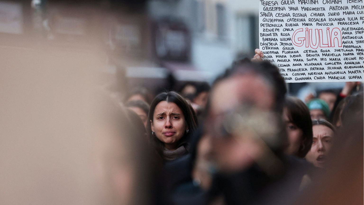 Una ragazza a una manifestazione contro i femminicidi