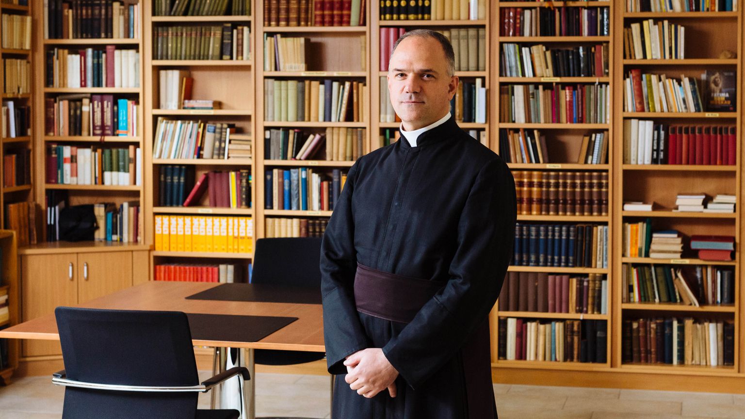 Padre Davide Pagliarani, superiore generale della Società di San Pio X, nella Casa generalizia a Menzingen (Svizzera)