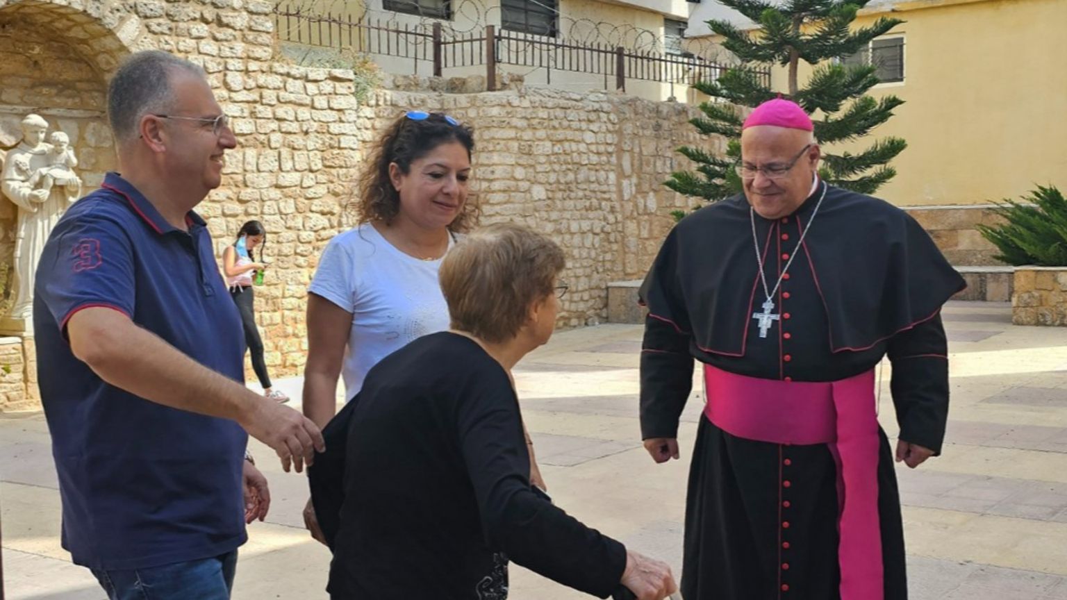 Il vescovo di Beirut: «Noi, vittime di giochi di potere. Solo il Papa tiene al nostro bene»