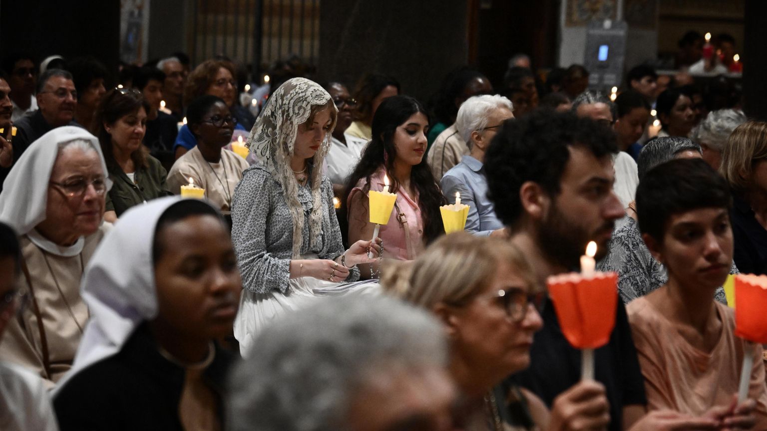 Fedeli in preghiera per la pace nella Basilica di Santa Maria in Trastevere