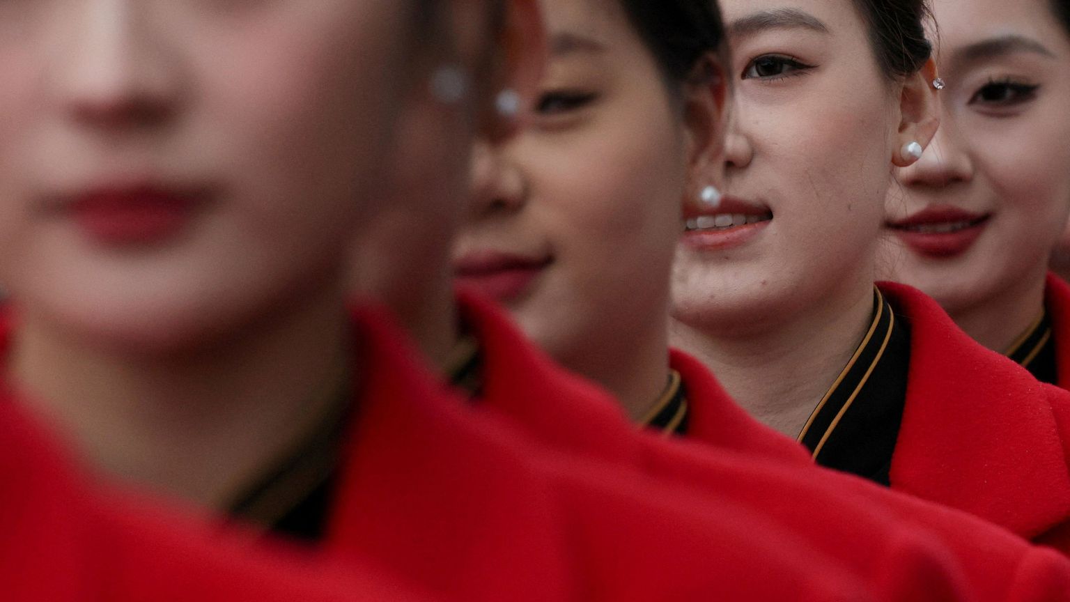 Tutto pronto in piazza Tiananmen a Pechino per l'apertura del Congresso nazionale del popolo presso la Grande Sala del popolo