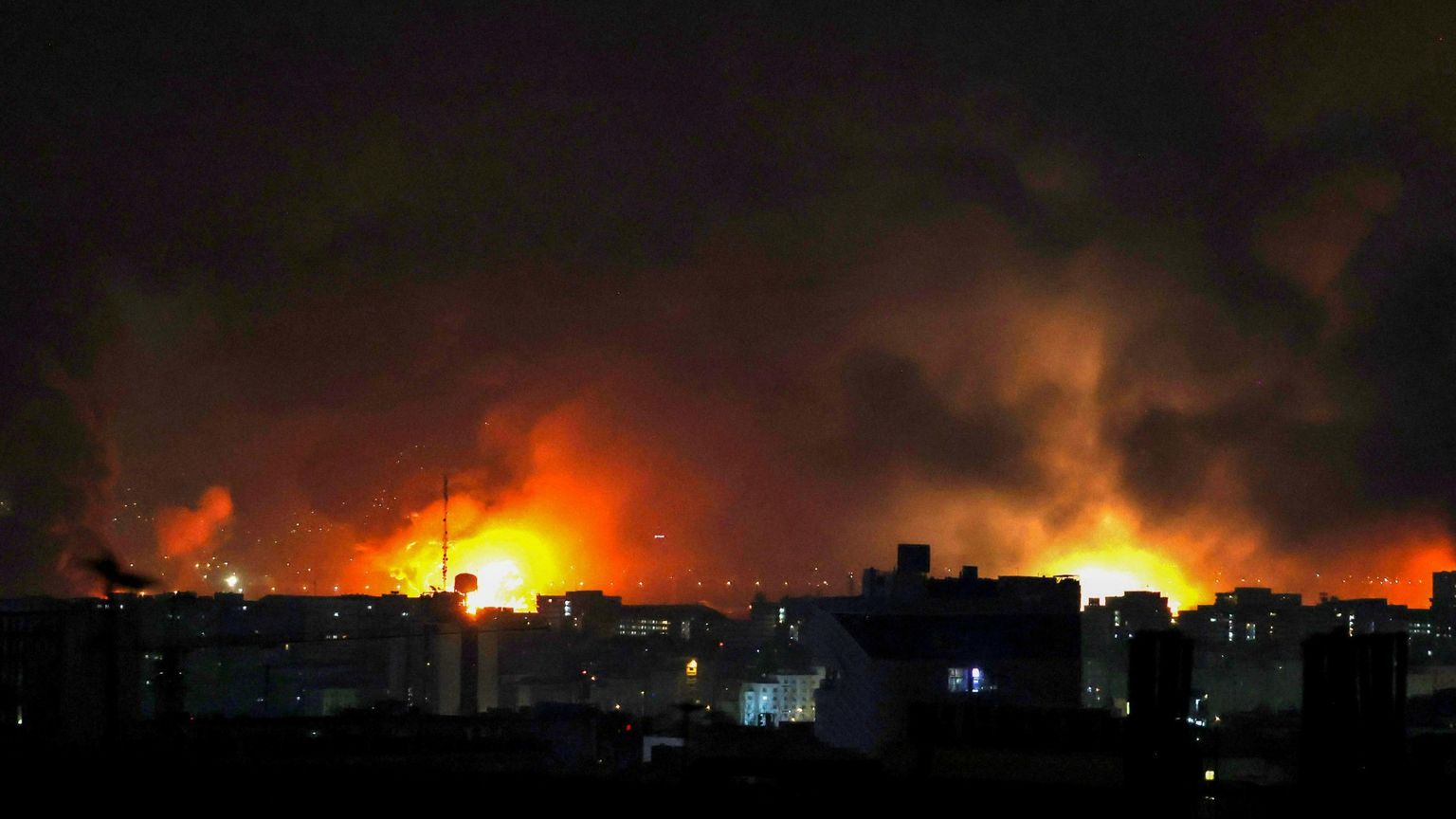 Il Mehrabad International Airport di Tehran in fiamme nella notte / AFP