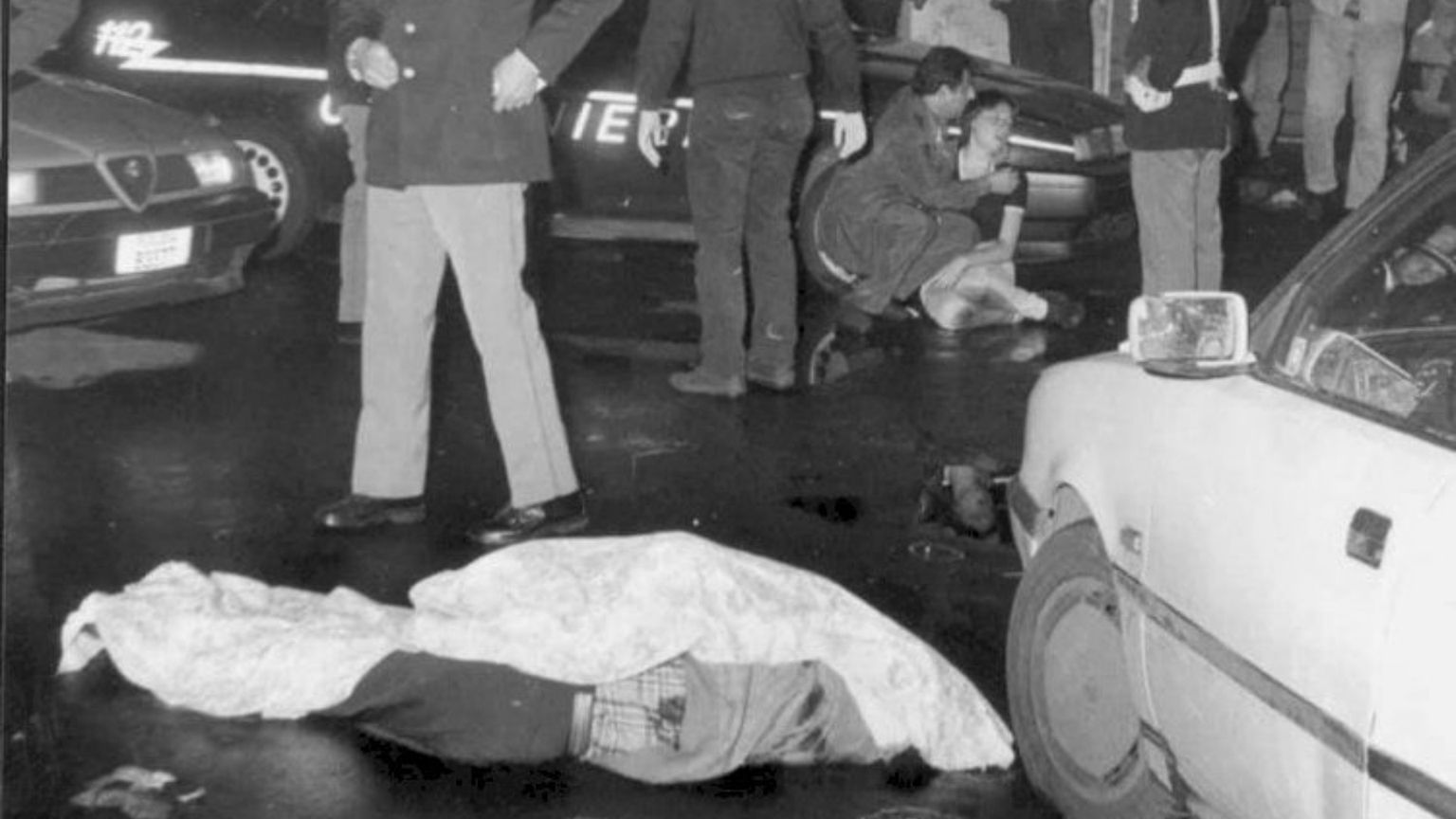 La scena dell'omicidio di Luigi Ilardo, avvenuto il 10 maggio 1996. Sullo sfondo la figlia Luana in lacrime