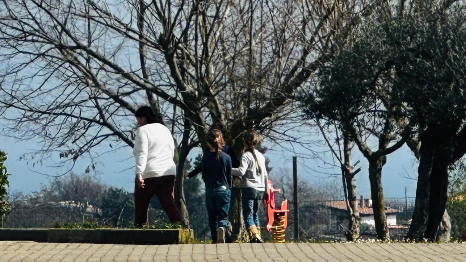 Zia Rachel passeggia nel cortile della casa famiglia di Vasto insieme a due dei suoi tre nipoti, i figli della famiglia nel bosco