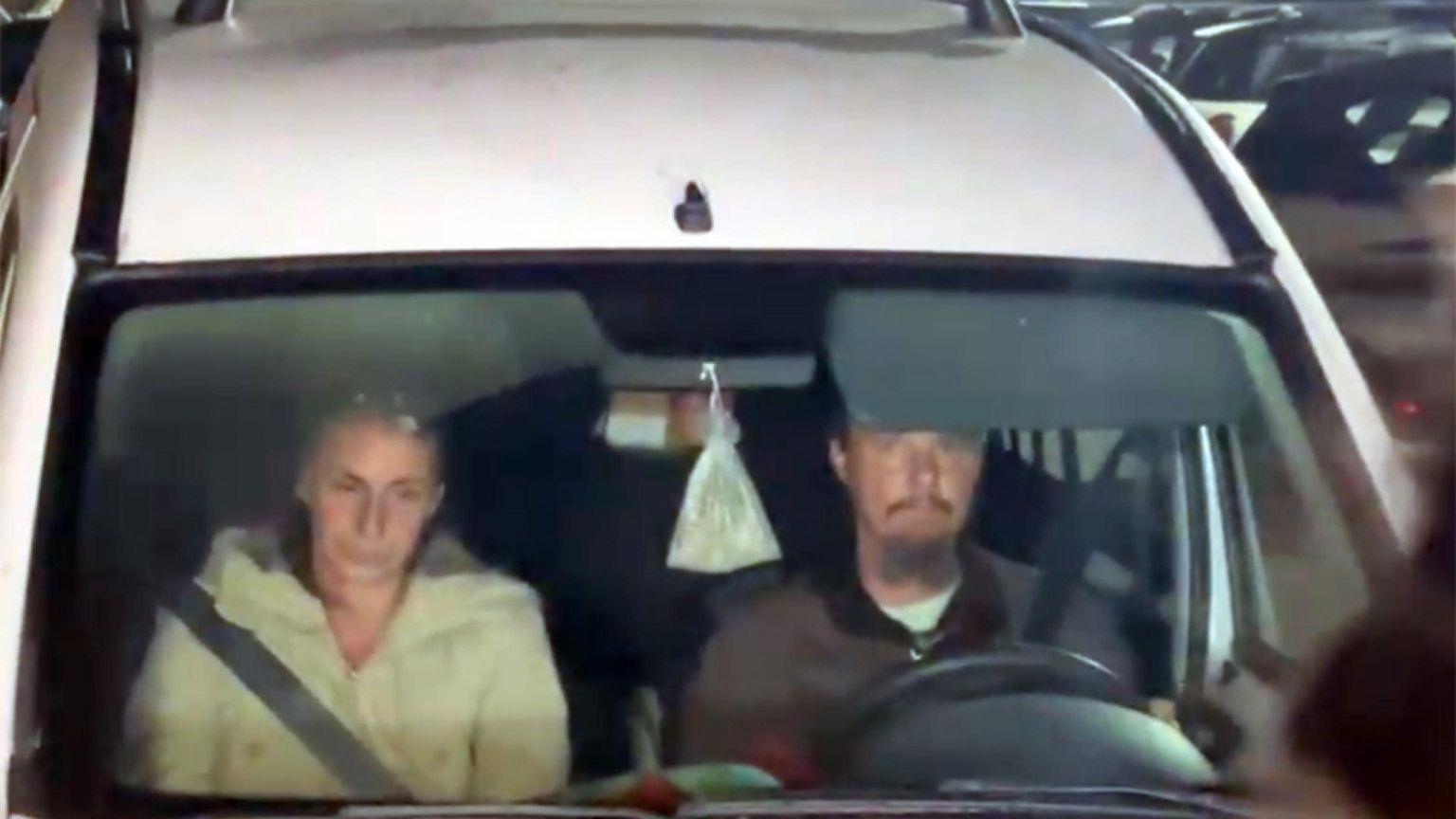 Frame video con i genitori, Catherine Birmingham e Nathan Trevallion,  in auto mentre lasciano la casa famiglia dove la mamma si trovava dal 20 novembre scorso con i suoi bambini / ANSA