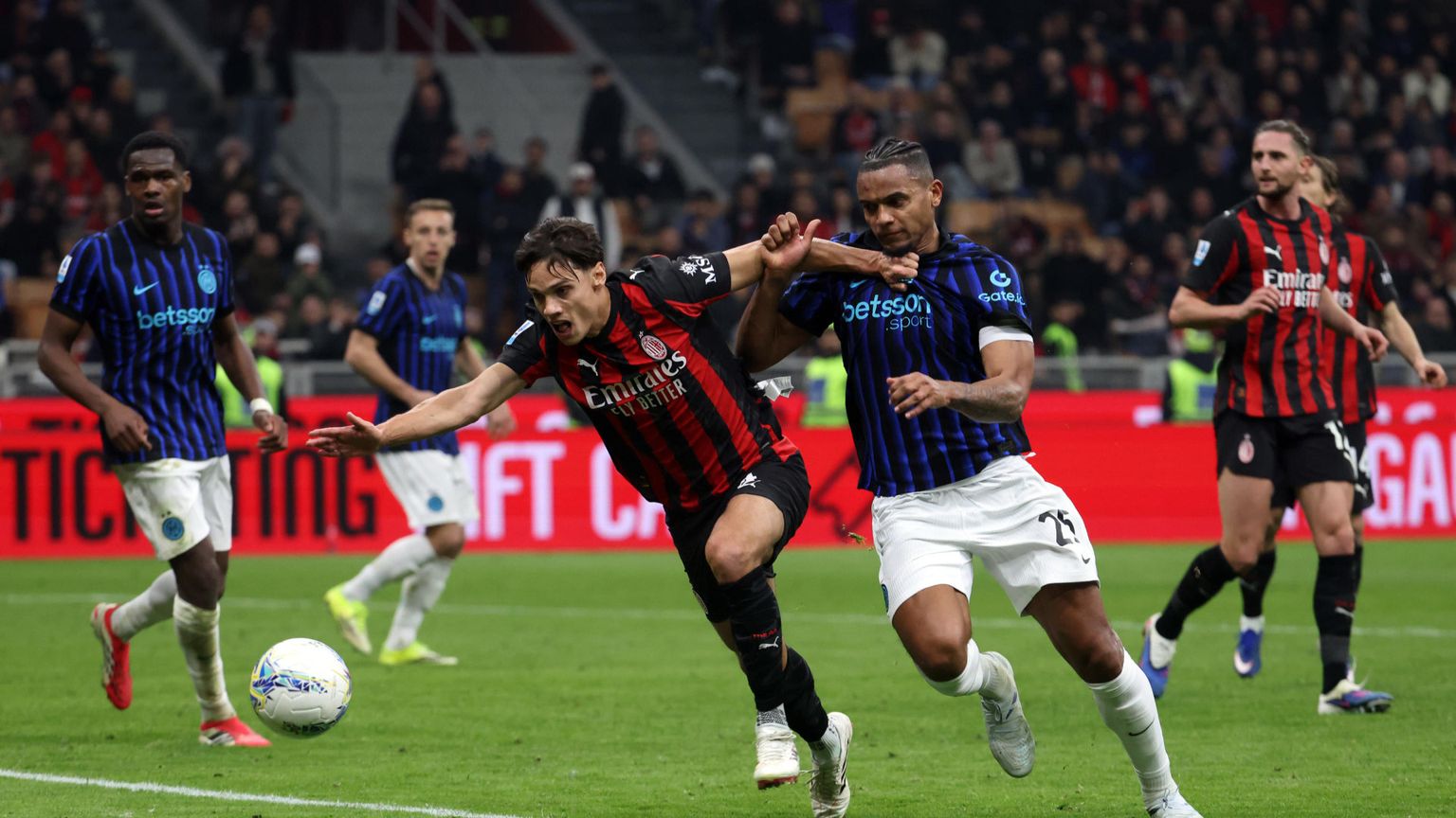 Basta con le violenze sugli arbitri. Ma per favore, salvate il calcio dal Var