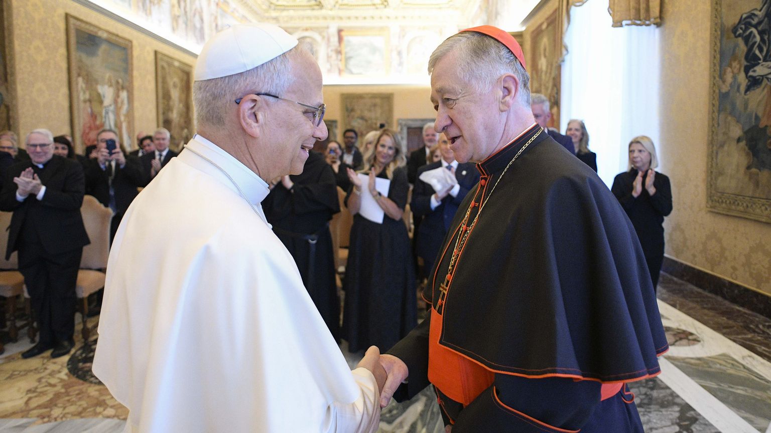 Vaticano, 9 ottobre 2025, papa Leone XIV saluta il cardinale Blase Cupich, arcivescovo di Chicago