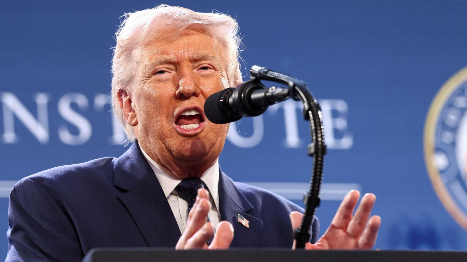 Trump durante la conferenza stampa di ieri