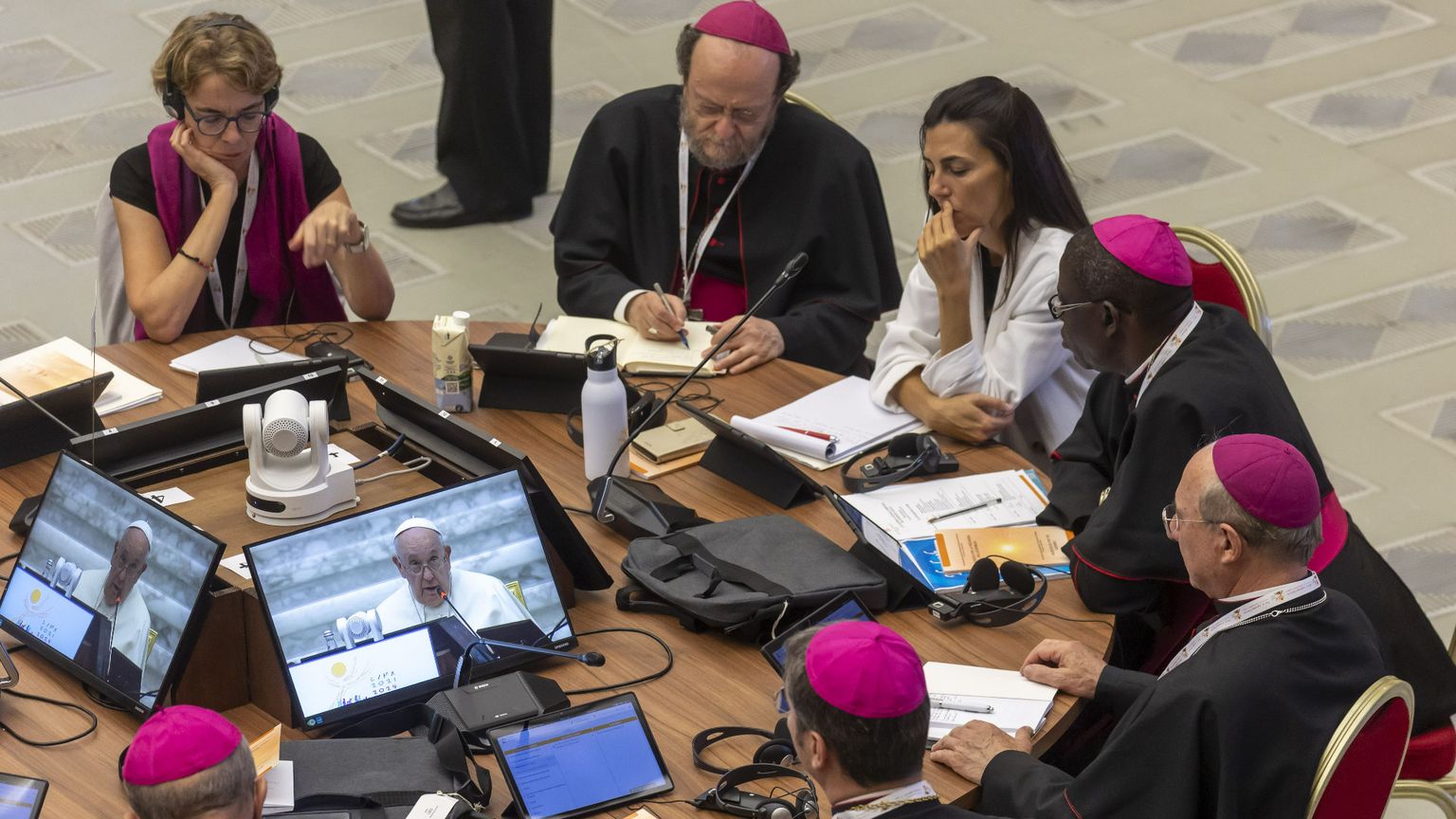 Donne e uomini assieme ai tavoli di lavoro del Sinodo sulla sinodalità