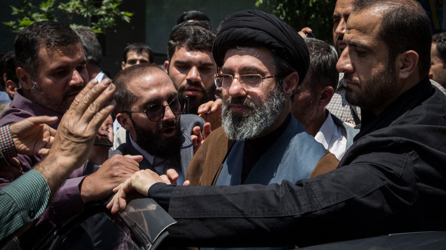 Mojtaba Khamenei ferito, ma «sano e salvo»