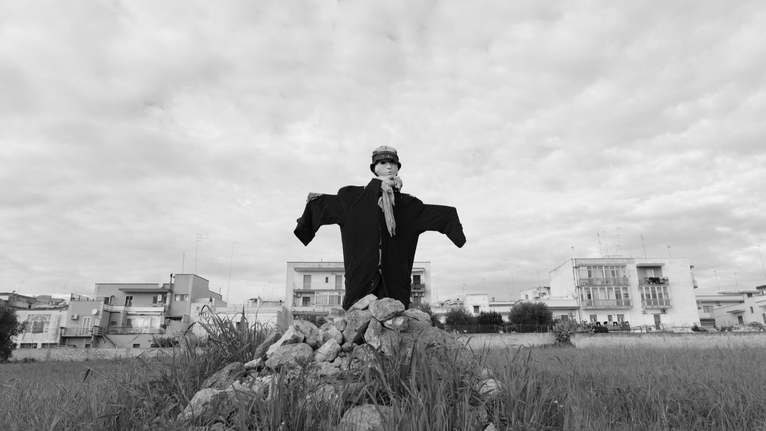 Spaventapasseri: custodi del presente e ispirazione d'arte