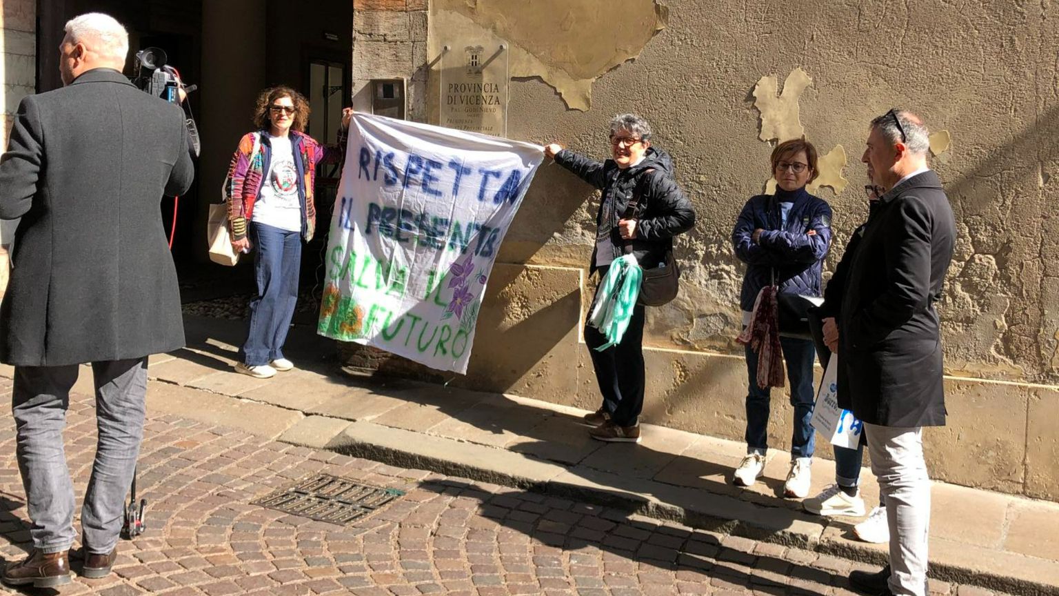 Vicenza, no all’impianto per i rifiuti sanitari: «Vittoria della comunità»