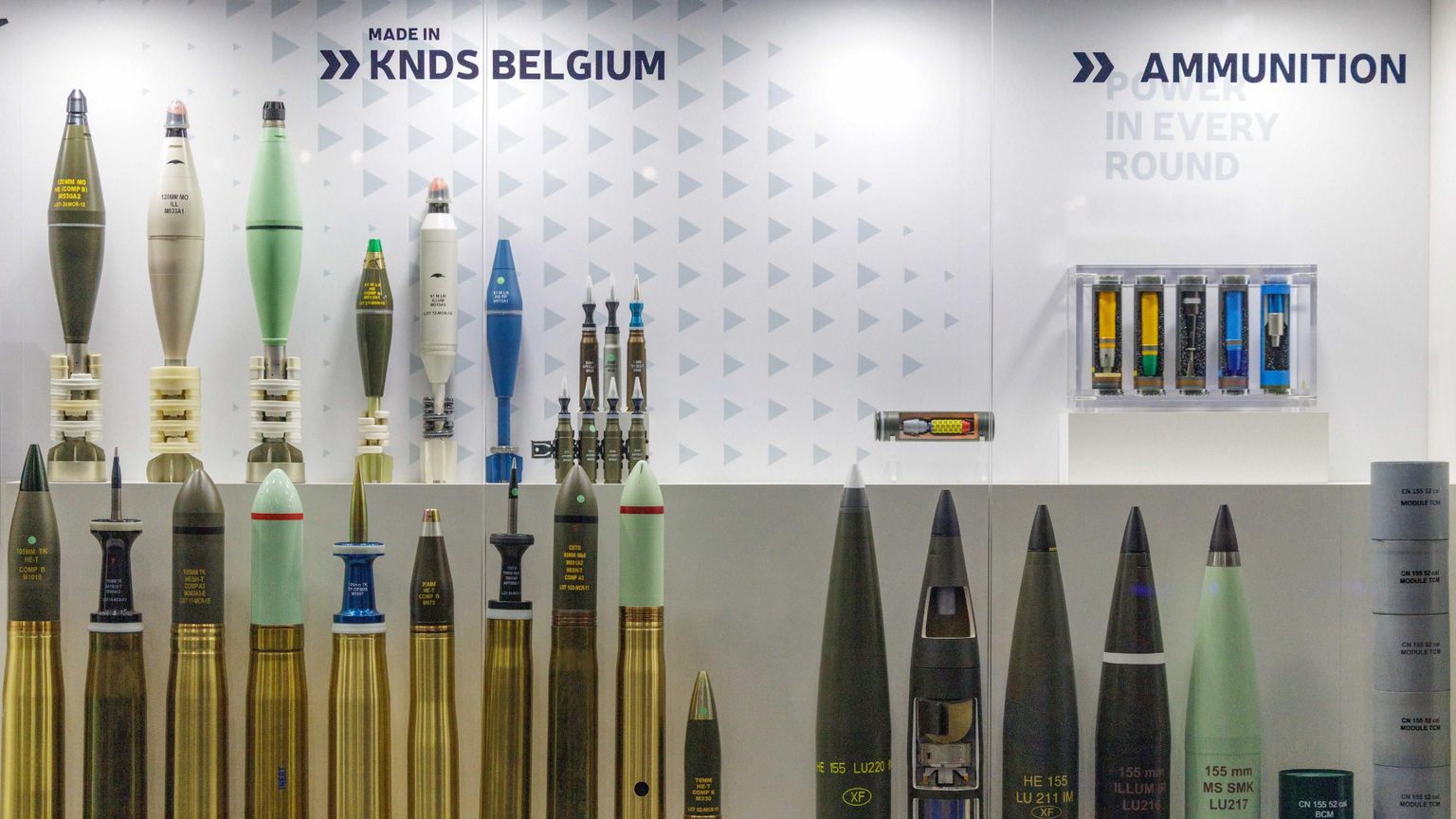Munizioni da artiglieria fabbricate in Belgio esposte alla "Bedex", la prima fiera nella storia del Paese dedicata al settore della difesa, che si è aperta venerdì 13 marzo a Bruxelles