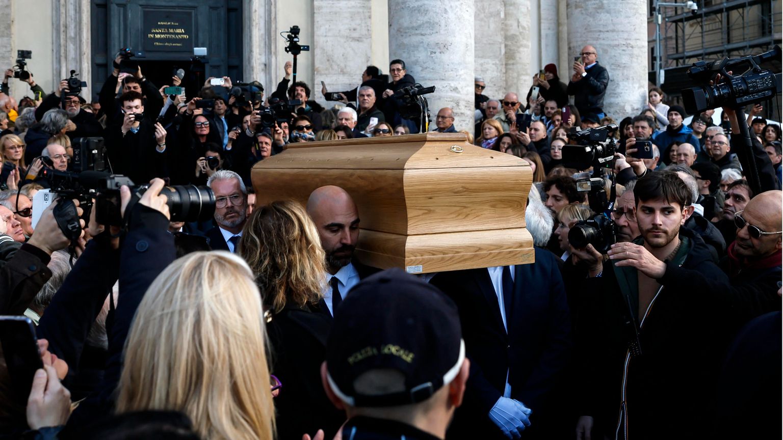 Poesia, porta aperta sulla speranza: l'omelia per i funerali di Enrica Bonaccorti