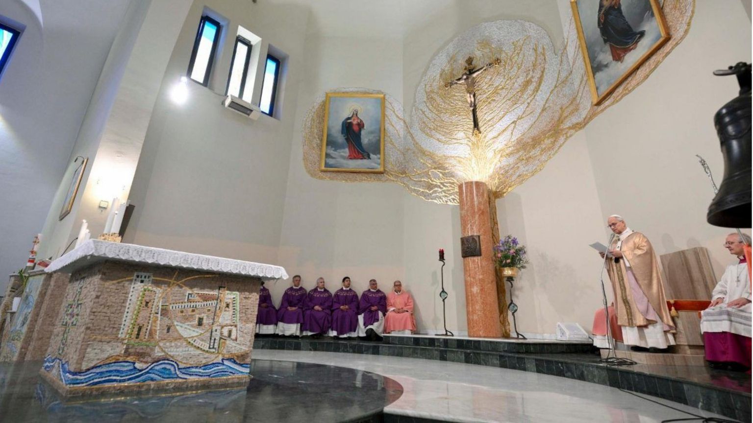 Leone XIV tiene l'omelia durante la visita alla parrocchia del Sacro Cuore a Ponte Mammolo