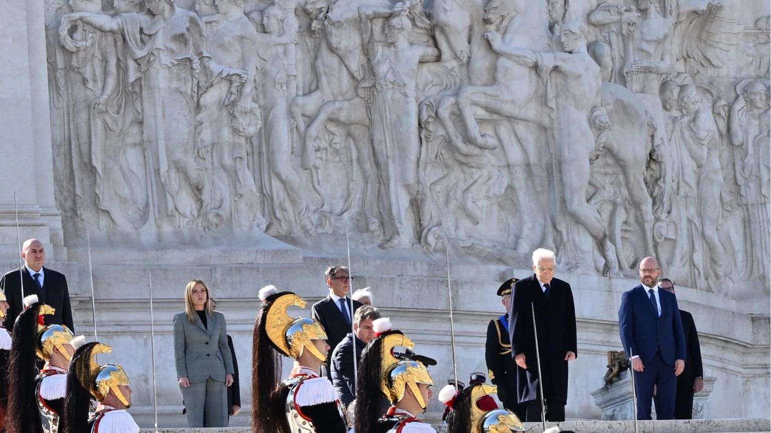 Il presidente della Repubblica, Sergio Mattarella, alla presenza della premier Giorgia Meloni e delle più alte cariche dello Stato, depone una corona di alloro all'Altare della Patria. Foto Ansa