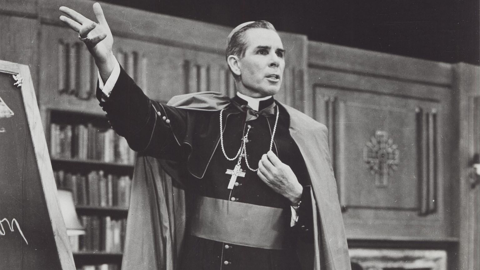 «La vita merita di essere vissuta». Così Fulton Sheen portò Dio in tv e non solo