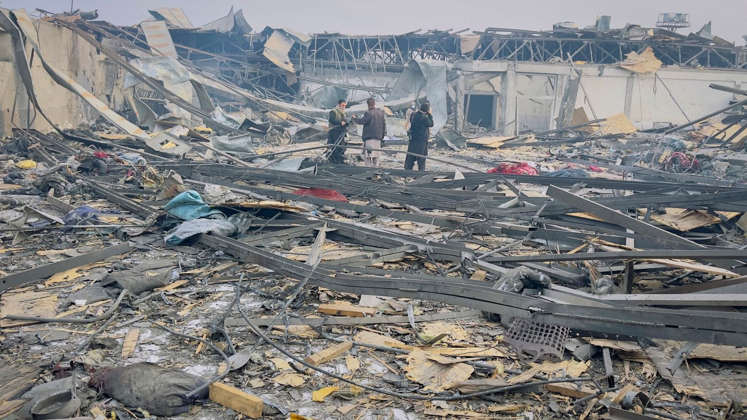 Bombe su un ospedale a Kabul. «Almeno 400 vittime e 200 feriti»