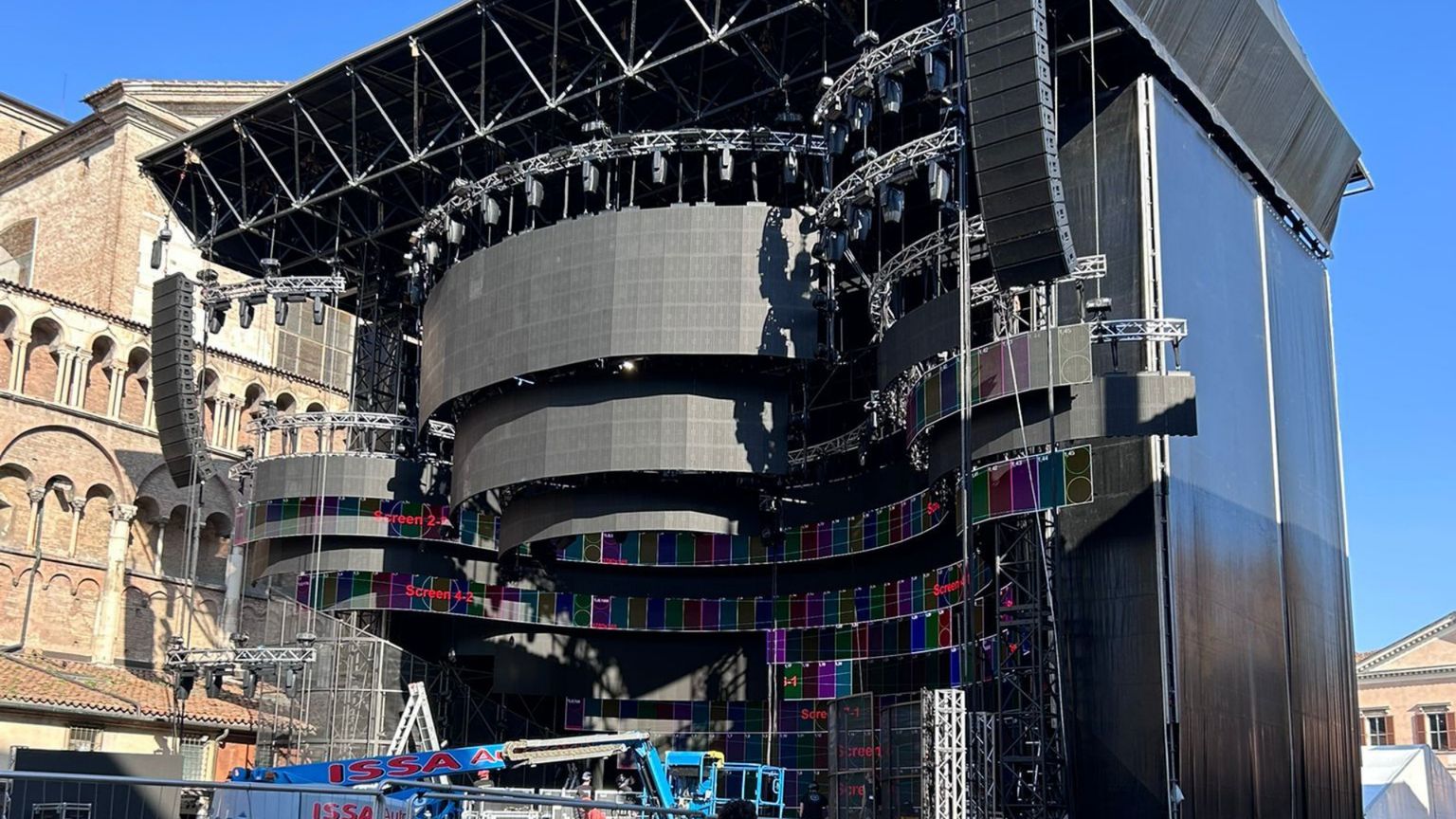 Perché l'arcidiocesi di Ferrara considera il maxi palco e i concerti «una scelta irrispettosa»