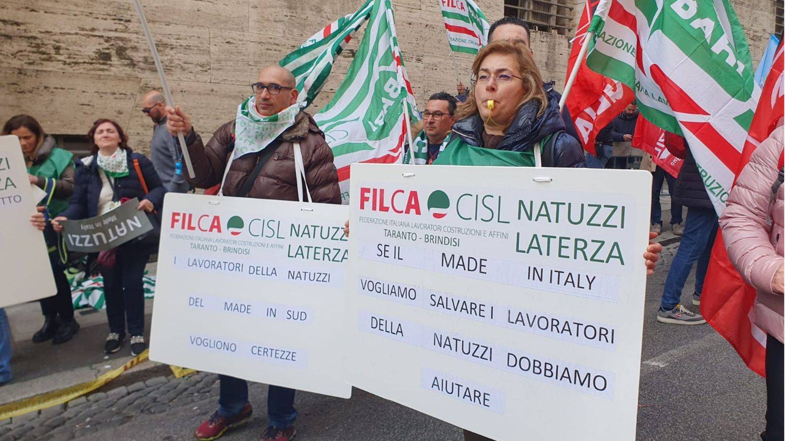 Vertenza Natuzzi senza soluzione: i sindacati chiedono il rientro della produzione dalla Romania