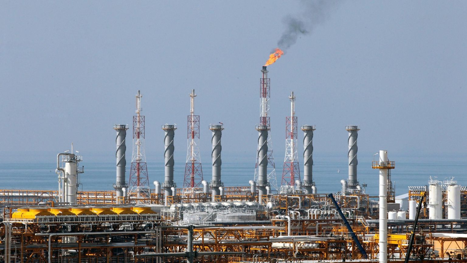 Lo scontro si alza di livello: attacchi incrociati agli impianti di gas