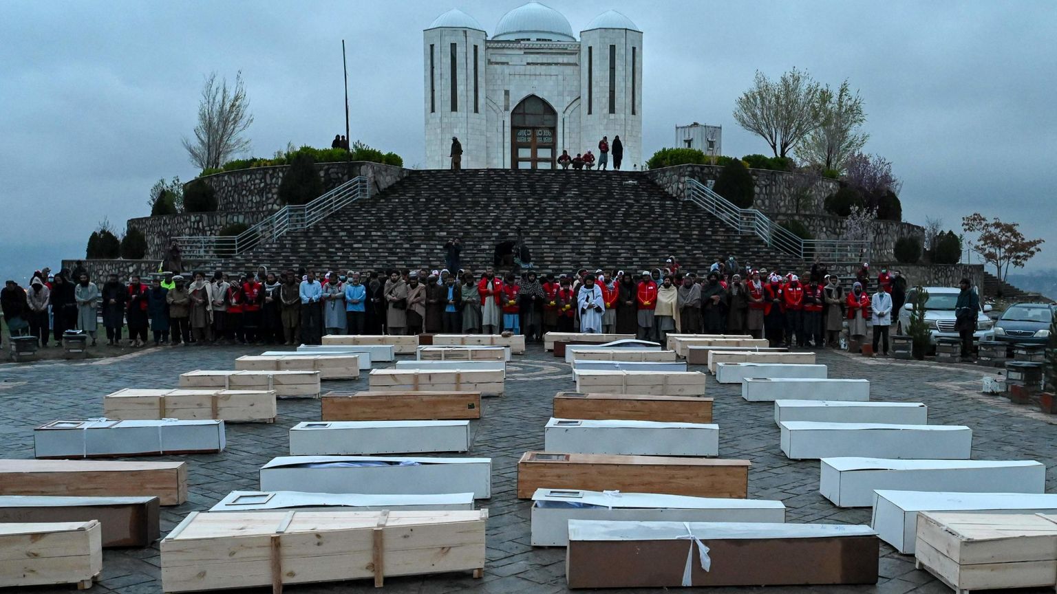 Il "day after" di Kabul: alla ricerca di superstiti al massacro dell'ospedale