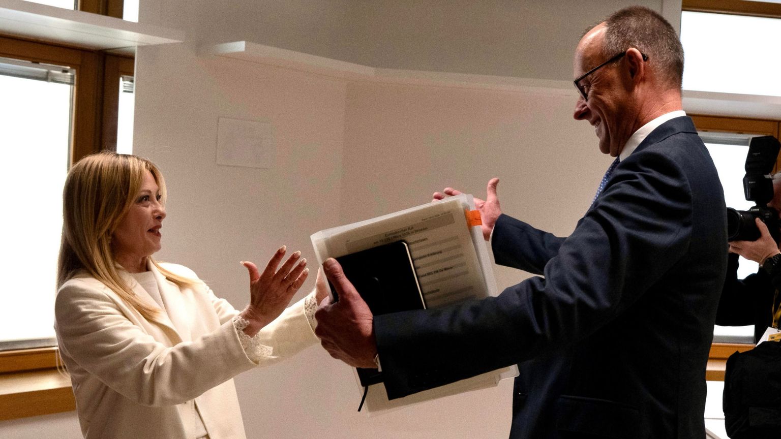 Il saluto a Bruxelles tra Meloni e Merz