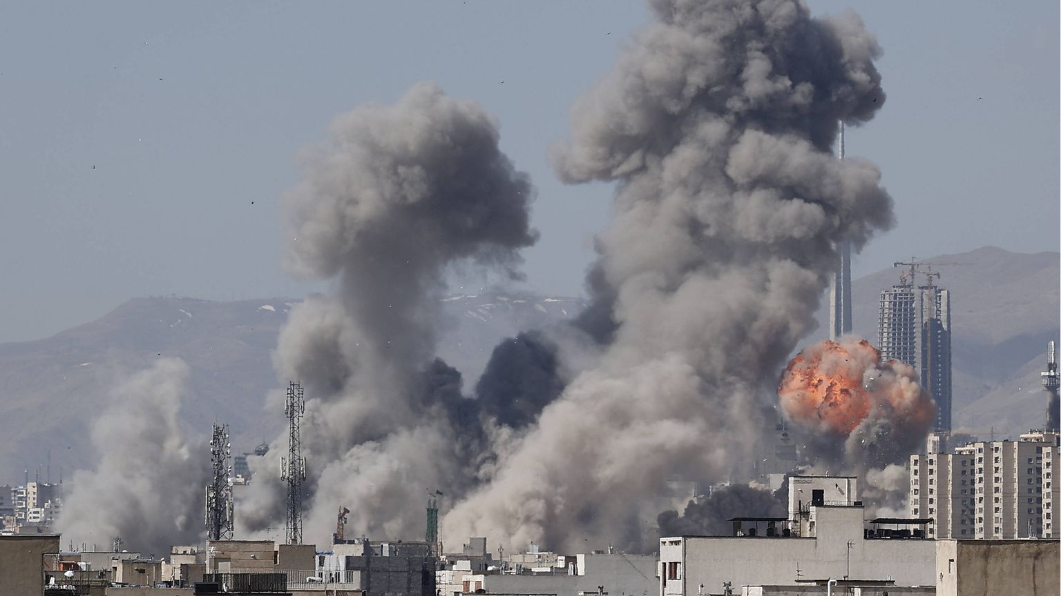 Il mondo brucia e noi guardiamo: l’illusione che ci sta portando al punto di non ritorno