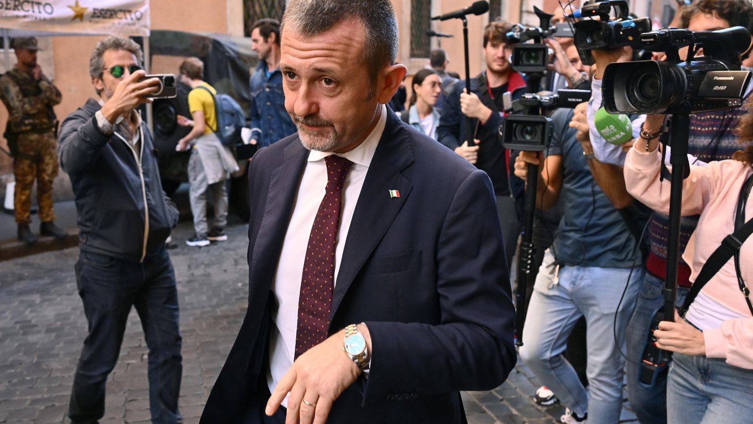 Il ristorante a Roma, la società con il boss, la smentita: Delmastro è di nuovo nella bufera