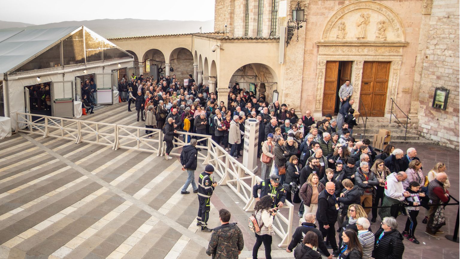 La folla assiepata davanti all'ingresso della Chiesa inferiore della Basilica di Assisi, in attesa di pregare davanti alle ossa di san Francesco