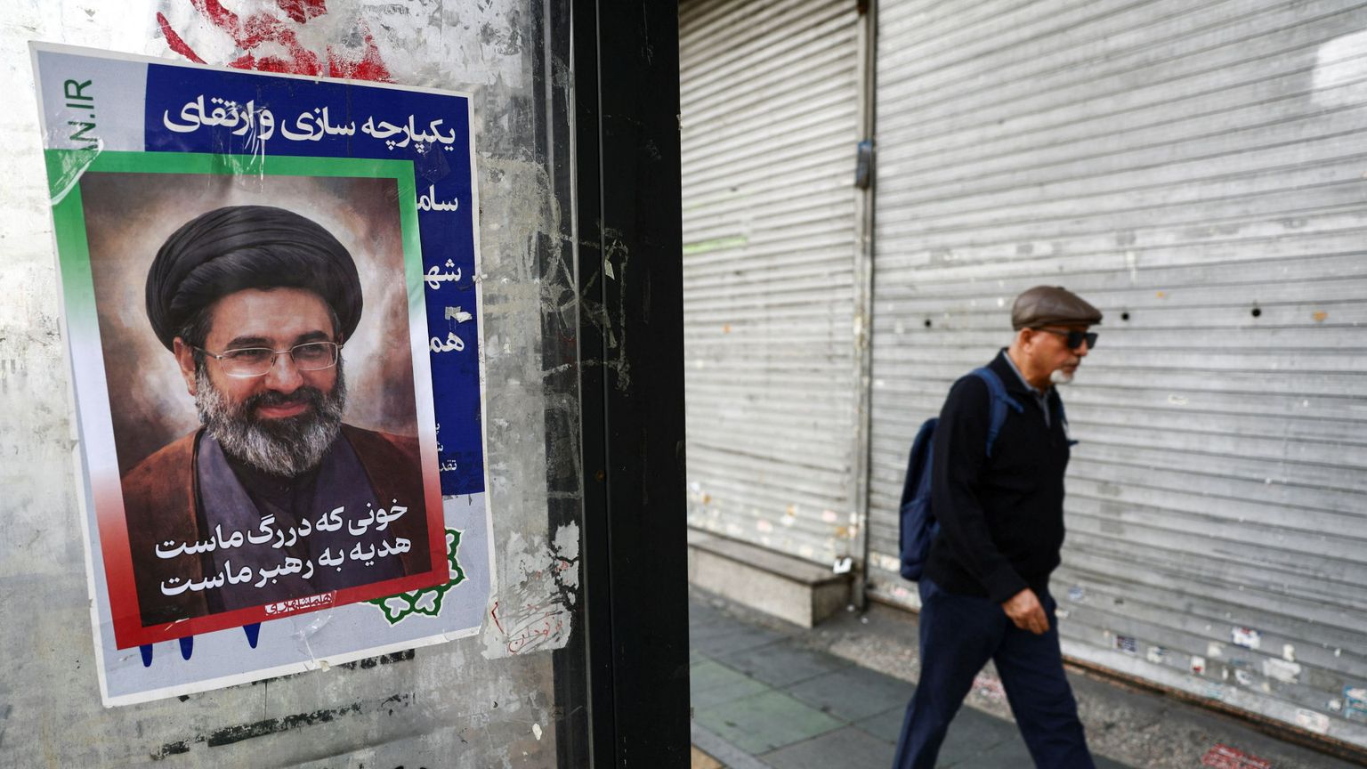 Un manifesto con l'immagine della nuova Guida Suprema dell'Iran, Mojtaba Khamenei a Teheran