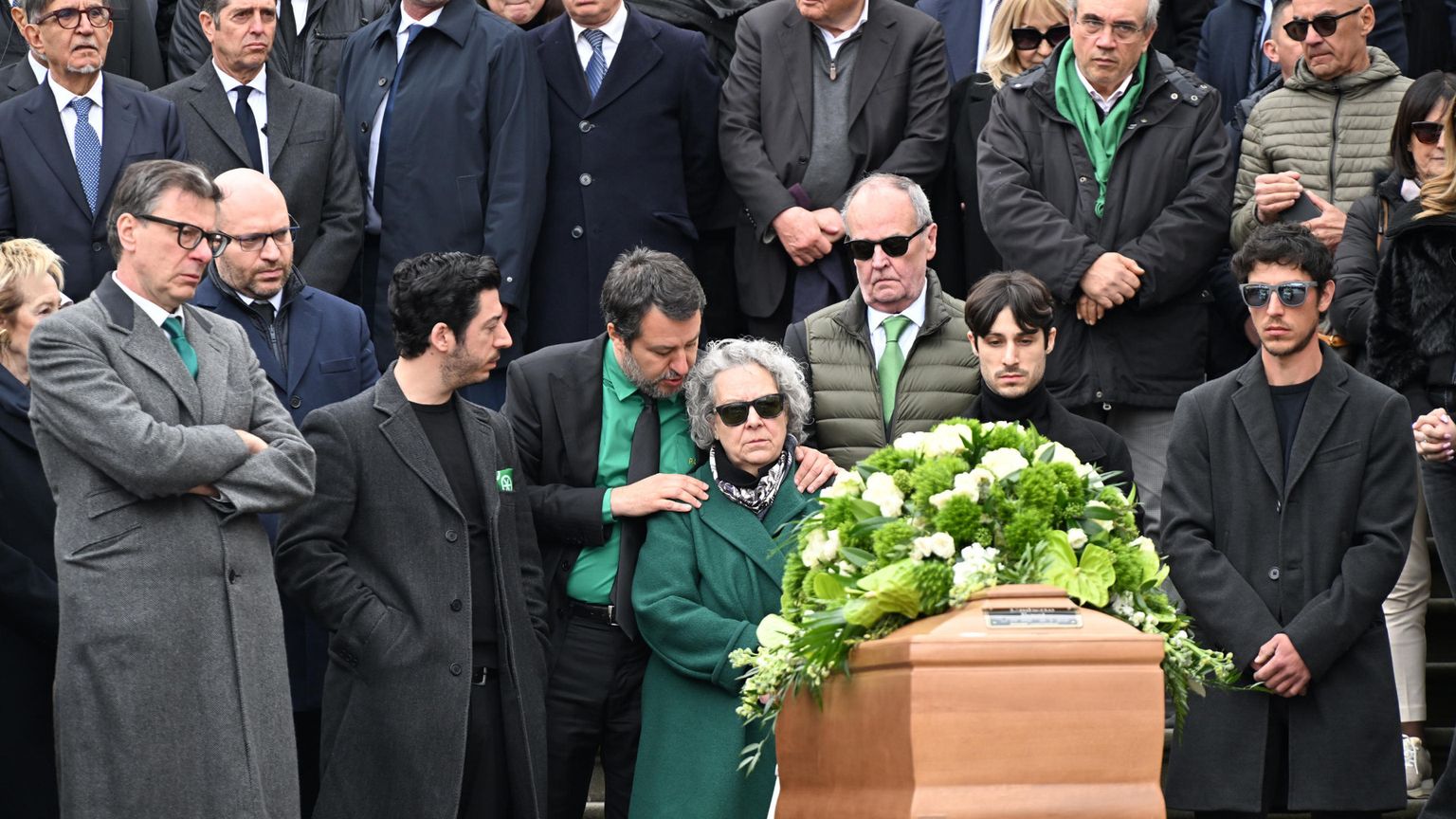 I funerali di popolo di Umberto Bossi, tra contestazioni e affetto