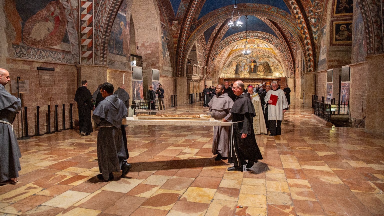 Le spoglie mortali di san Francesco sono state riposte. Ecco l'eredità che ci lasciano