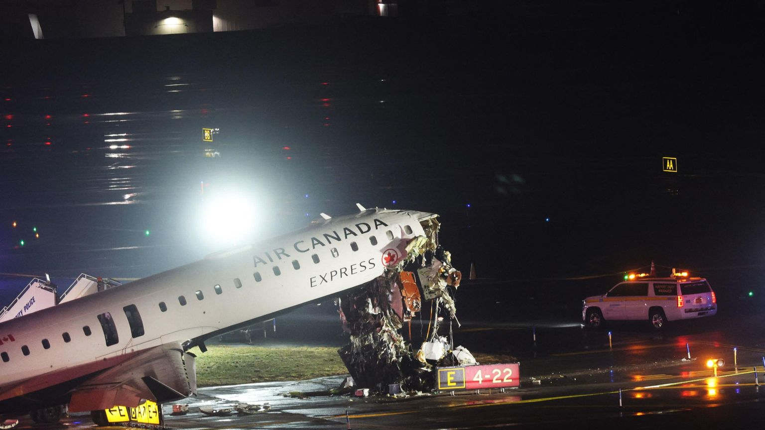 L'aereo Air Canada dopo la collisione con un camion