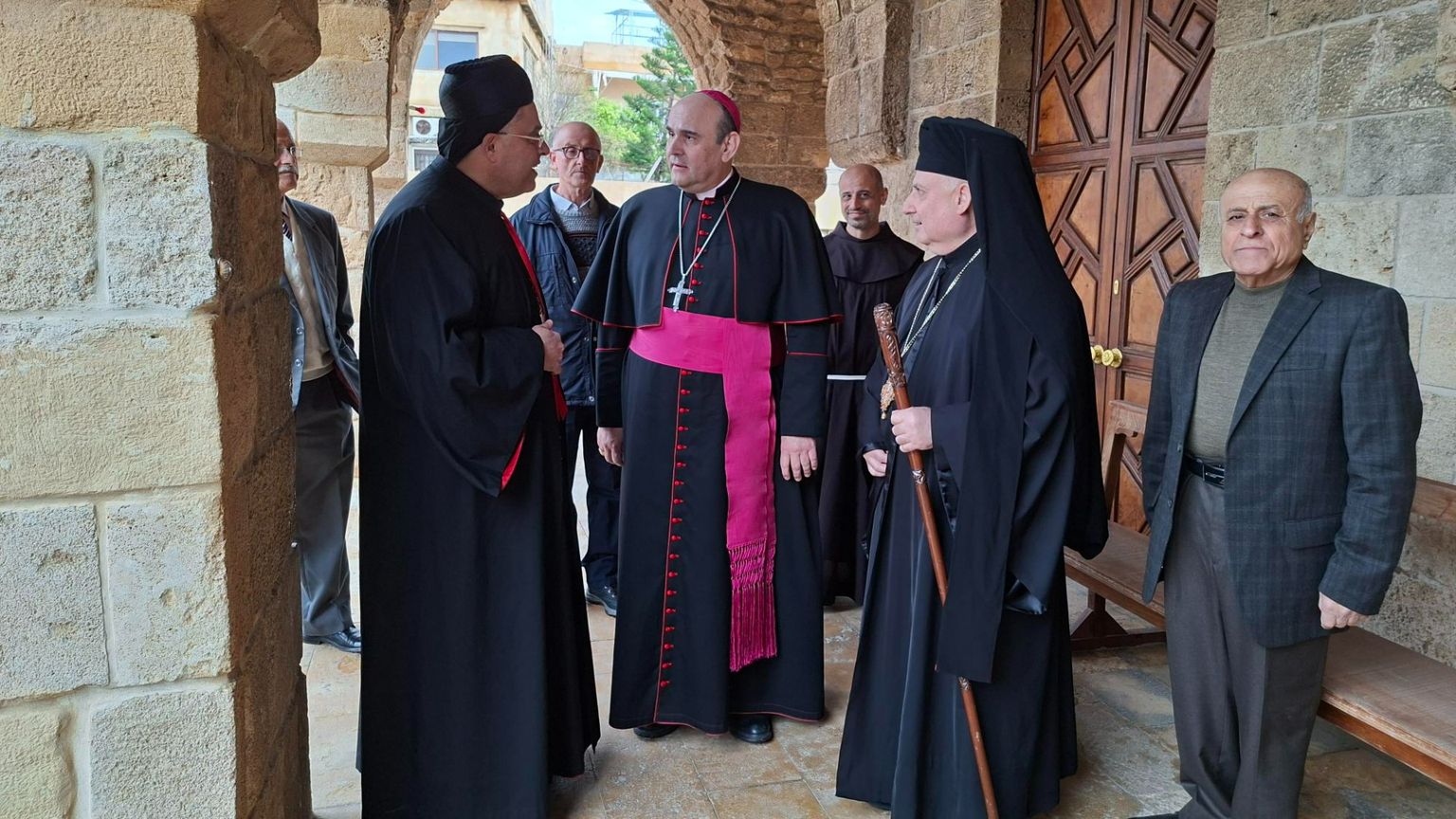 Il ponte bombardato, il nunzio bloccato dopo la Messa: la nostra domenica in Libano
