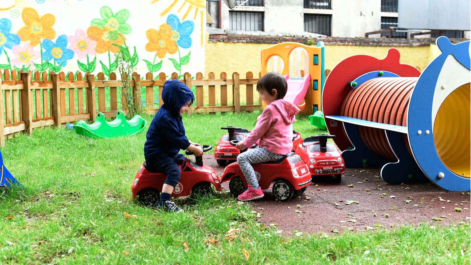 Bambini giocano in un giardino di un asilo nido