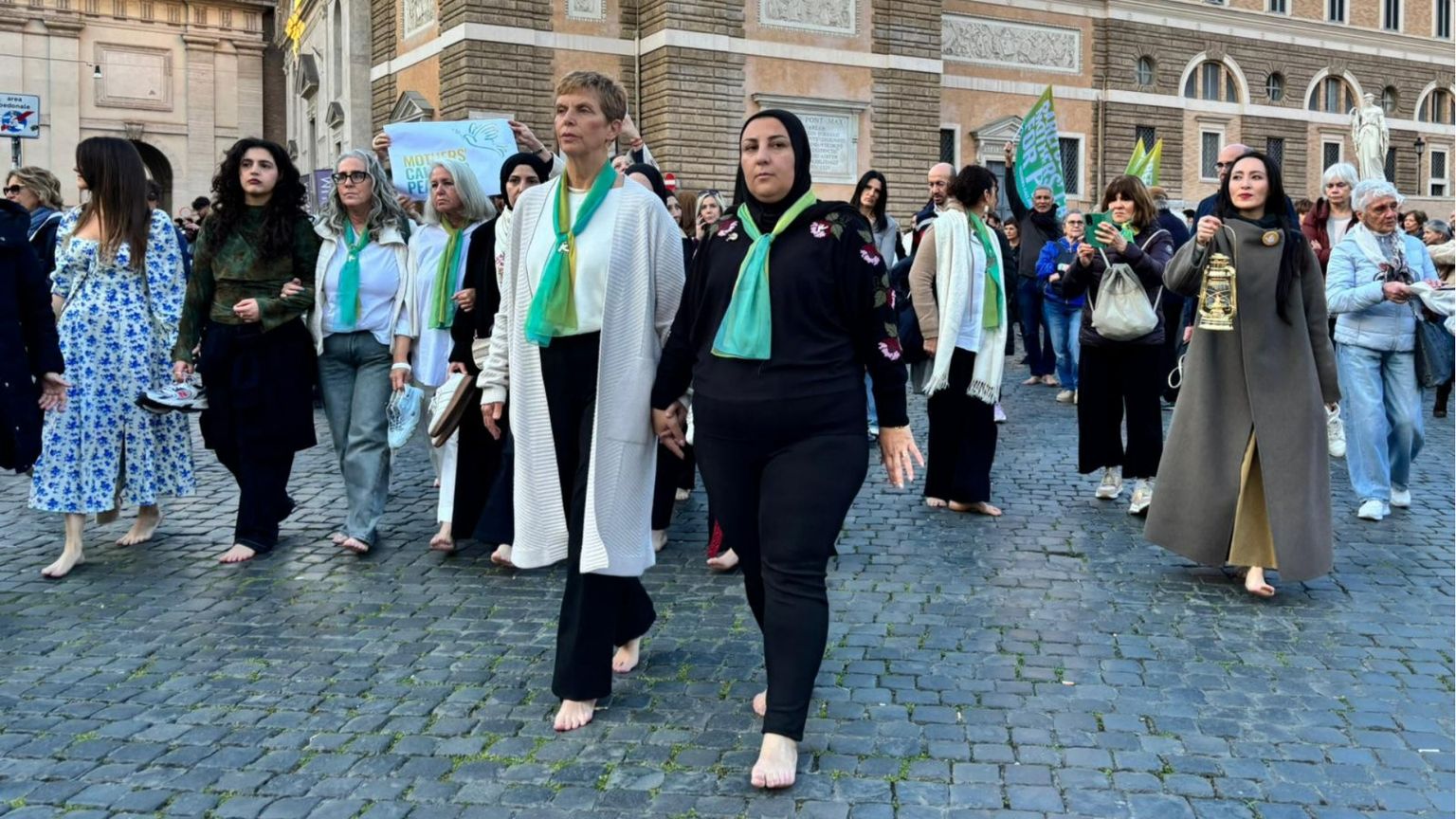 L’israeliana Yael Admi, a sinistra, e la palestinese Reem Al-Hajajreh ieri a Roma per la “Barefoot walk: mothers’ call for Peace”