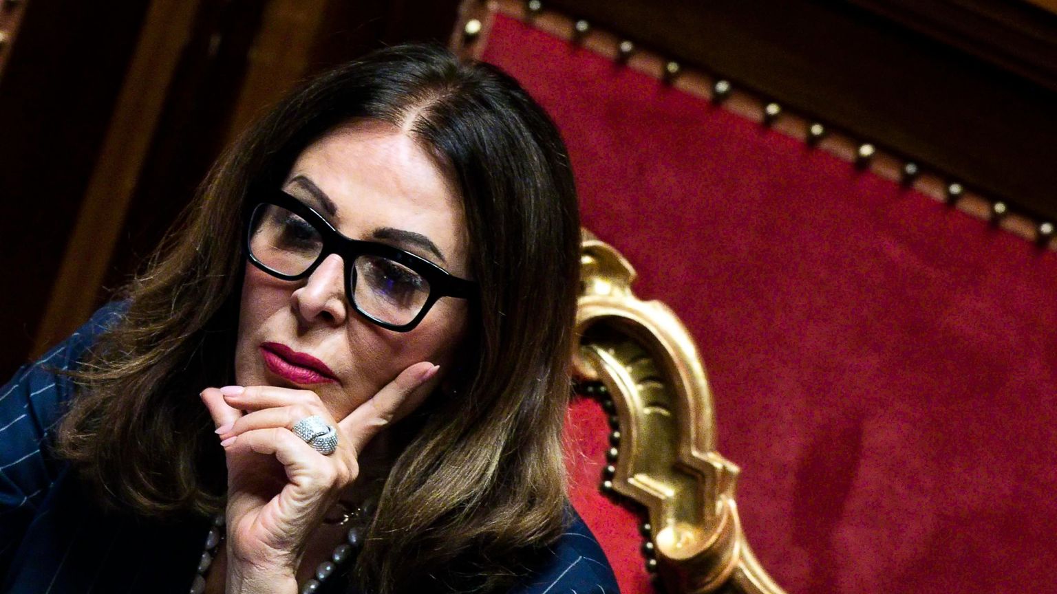 Santanché si dimette e attacca: «Amarezza, ma obbedisco. Il mio certificato penale è immacolato»