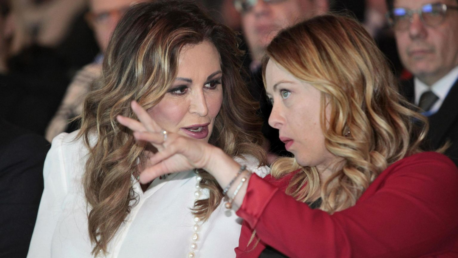 Perché la vicenda Delmastro-Santanché ha fatto saltare il tappo dentro Fratelli d'Italia