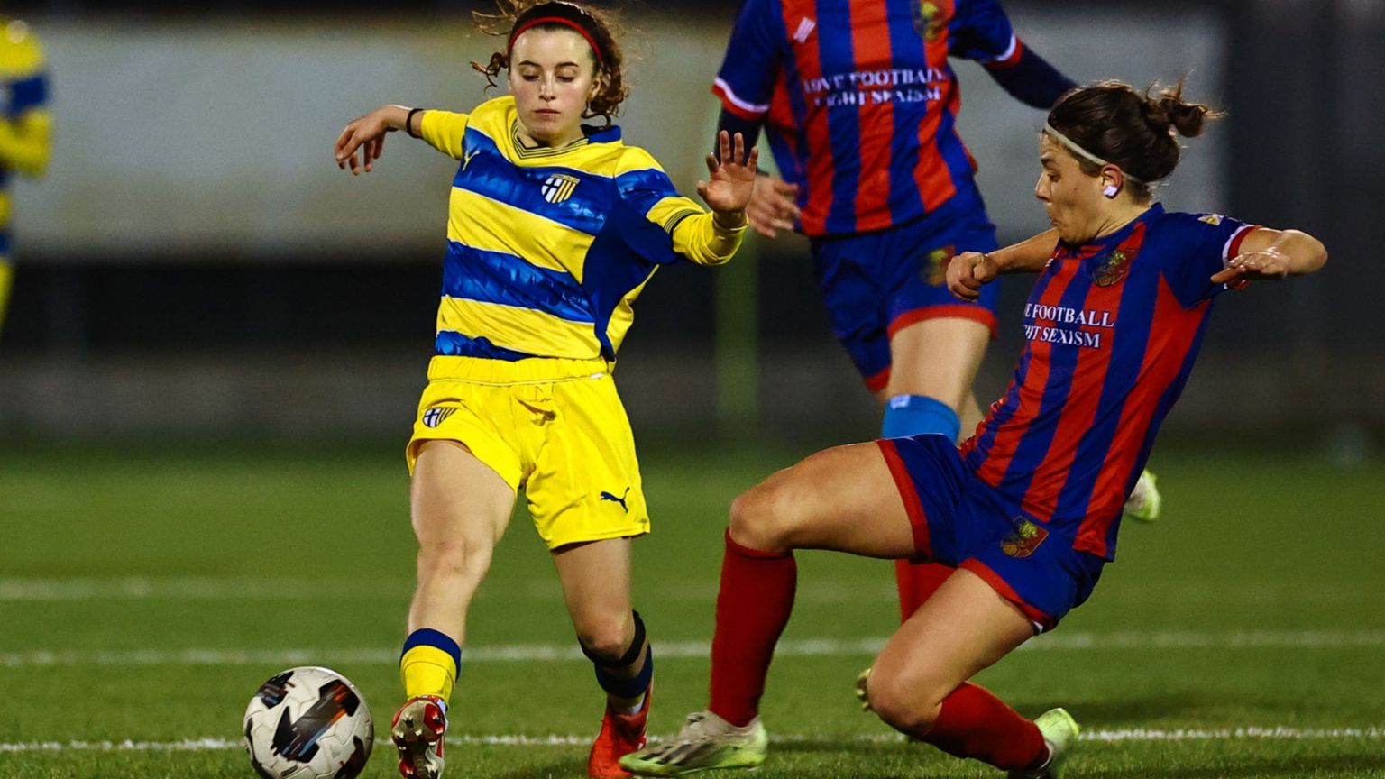 Piccole donne crescono e insegnano il fairplay al calcio italiano